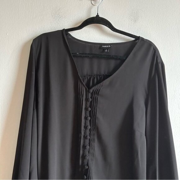 Torrid Sz 2X Black Button Front Classic Blouse - Picture 2 of 7